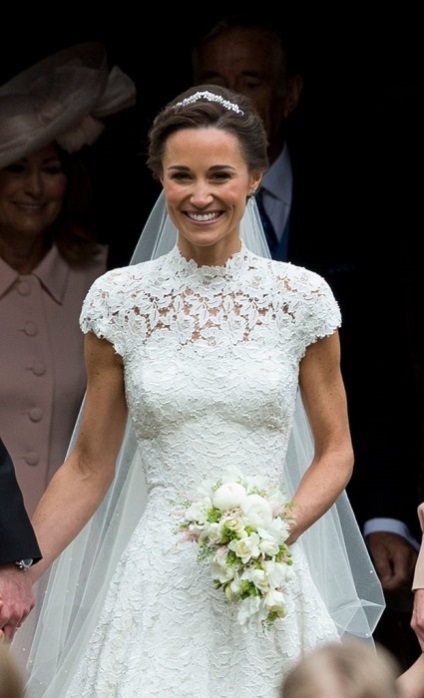 În timp ce prințesa Pippa Middleton se lupta cu oaspeții cu rochia ei de nuntă