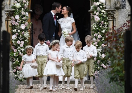 În timp ce prințesa Pippa Middleton se lupta cu oaspeții cu rochia ei de nuntă