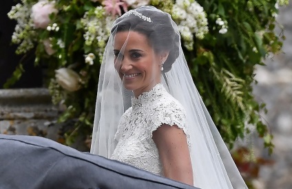 În timp ce prințesa Pippa Middleton se lupta cu oaspeții cu rochia ei de nuntă