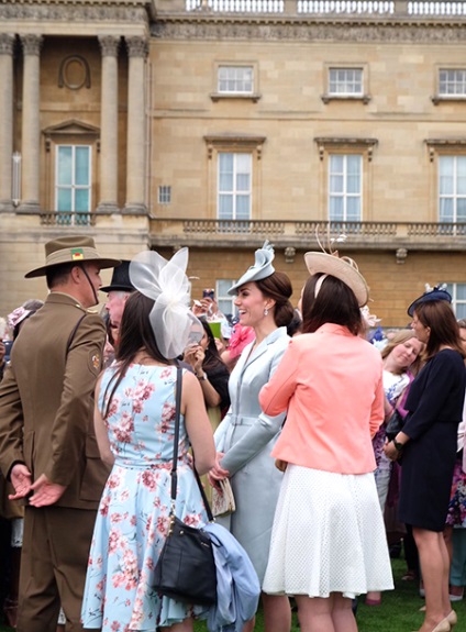 Kate Middleton și alți membri ai familiei regale la petrecerea de la grădina din Buckingham Palace, salut!