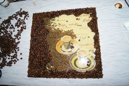 Kávé óra kézműves kávébab saját kezében