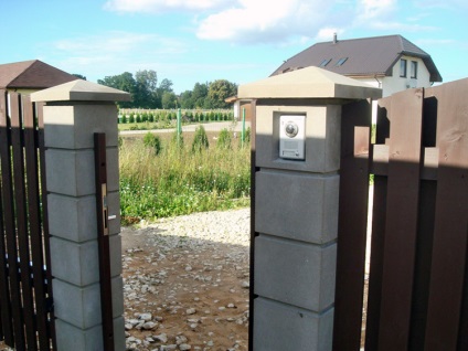 A kapuk és a wickettek tervezési jellemzői a préselt beton oszlopain