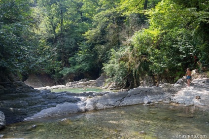 Prin valea râului vest dagomys baie naturală și zona de relaxare