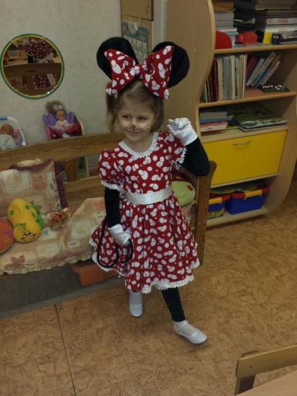 Costum Minnie Mouse fotografie cu mâinile proprii