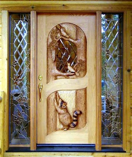 Ușile frumoase într-o casă din lemn
