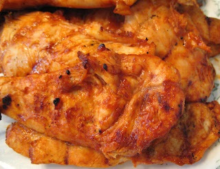 Grillezett csirke a mikrohullámú receptben és a videóban