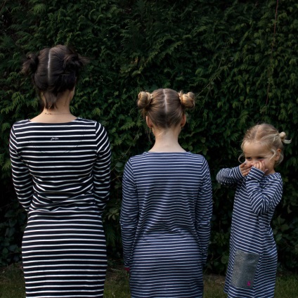 Anyát lányokkal, azonos ruhákban fényképezték, és ez nagyon szép