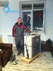 Instalarea aparatelor de climatizare la orice înălțime de către alpiniștii din Moscova