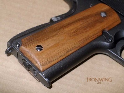 Maneta de acoperire din lemn pe Colt 1911