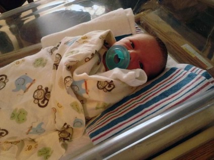 Egy újszülött fiú fojtott anyja teste alatt, amely az etetés során elaludt