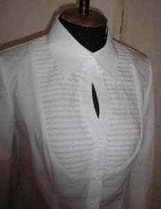 Manipularea unui dispozitiv de fixare pe o bluză, o cămașă, o jachetă, o haină