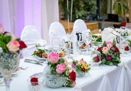 Decorarea mesei de nuntă cu flori pe toate canoanele