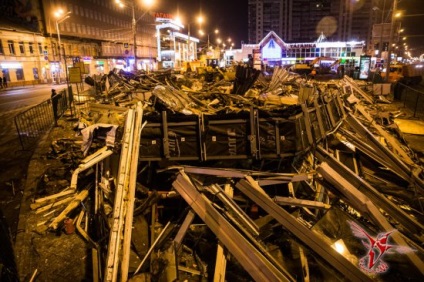 Az éjszaka lebontása sátrak és pavilonok Moszkvában - egy hírnök a