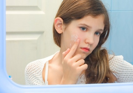 Vârstă tranzitorie la fete - problema acneei pe față, alte simptome și semne