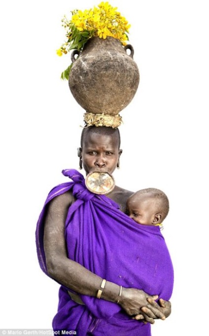 Frumusețea primordială și luptele brutale, cum trăiește tribul Suri din Etiopia - o pungă
