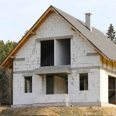 Pro și contra unei case realizate din beton gazos cu cărămidă, beton spumos, o prezentare generală a principalelor etape ale construcției