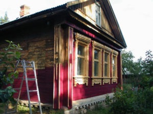 Pictura unei case din lemn