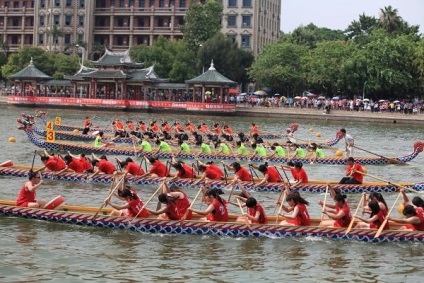 Festivalul de ambarcatiuni de dragon ca in China se intalneste in vara