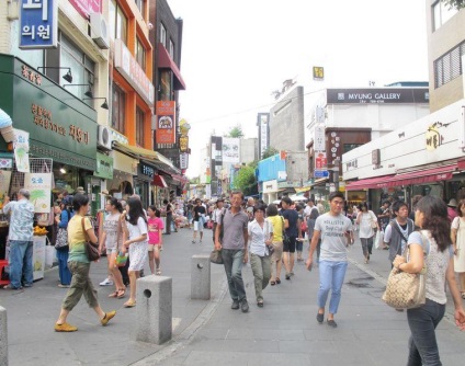 Mergând de-a lungul străzii insadong din Seoul, Coreea de Sud