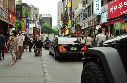 Az Insadong utcán sétálva Szöulban, Dél-Koreában