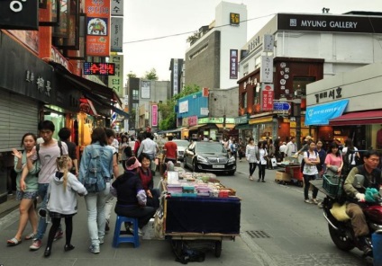 Mergând de-a lungul străzii insadong din Seoul, Coreea de Sud