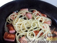 Reteta pentru spaghete cu cârnați, ouă și verde pe