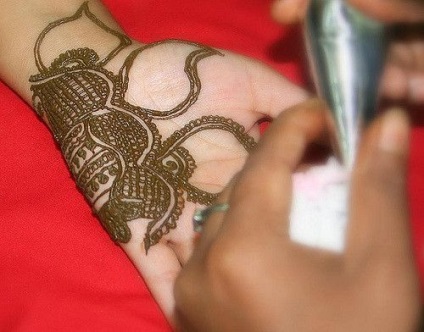 Pictura henna mehendi la domiciliu - tehnica de desen