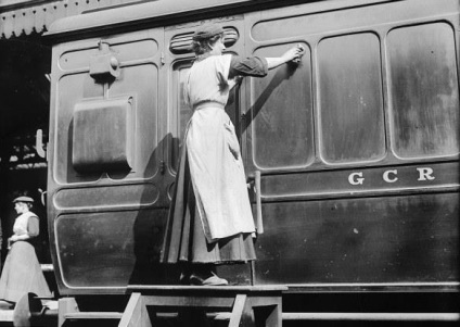 Ru ca Primul Război Mondial a schimbat pentru totdeauna rolul femeilor (și al modei)