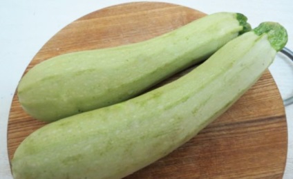 Zucchini saláta a téli receptekhez ízletes apróságok egy fénykép