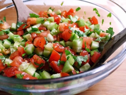 Salată cu roșii și castraveți