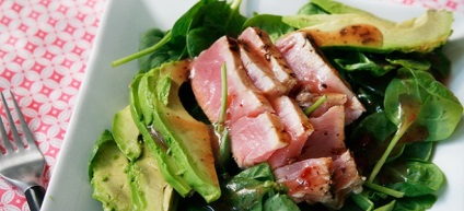 Salátával tonhal és avokádó