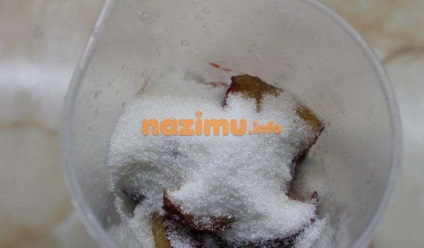 Prăjitură de prune pentru rețeta de iarnă - fotografie cu zahăr