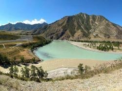 A Chuya és a Katun Mountain Altai összefolyása A Chui ösvény mentén haladva