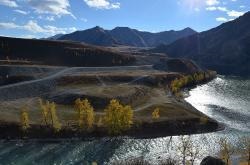 A Chuya és a Katun Mountain Altai összefolyása A Chui ösvény mentén haladva