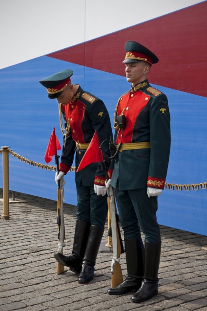 Soldatul este adormit, iar slujba este pe, și vis pacem, para bellum!