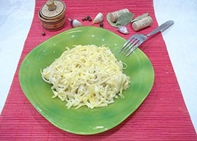 Spaghete (paste) cu brânză și cârnați (cârnați fiert sau șuncă)