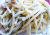 Spaghete (paste) cu brânză și cârnați (cârnați fiert sau șuncă)