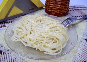 Spagetti (tészta) sajtokkal és kolbásszal (főtt vagy sonkás kolbász)