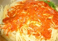 Spagetti (tészta) sajtokkal és kolbásszal (főtt vagy sonkás kolbász)