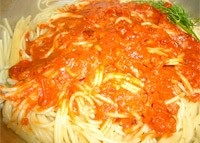 Spaghete (paste) cu brânză și cârnați (cârnați fiert sau șuncă)