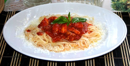 Spaghete cu file de pui și sos de roșii, prăjituri