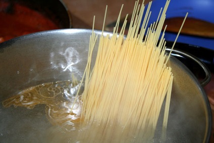 Spaghete cu file de pui și sos de roșii, prăjituri