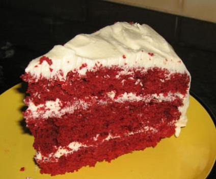 Tort roșu de gătit de catifea roșie (fotografie)