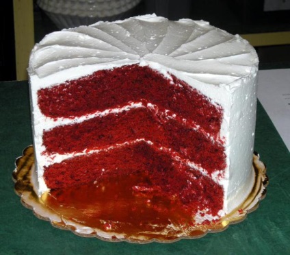 Tort roșu de gătit de catifea roșie (fotografie)