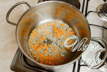 Fasole fasole cu ceapa si morcovi in ​​reteta de sos de rosii
