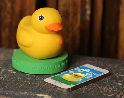 Clever duck edwin poate reda muzica printr-un difuzor bluetooth rezistent la apa,