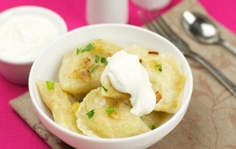 Vareniki pe iaurt cu cartofi și ciuperci