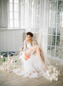 O imagine magnifică a mirelui - fotografia de dimineață de boudoir în detalii