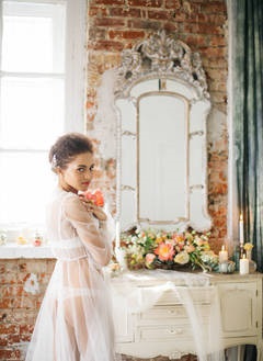 O imagine magnifică a mirelui - fotografia de dimineață de boudoir în detalii