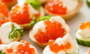 Aperitive cu caviar roșu pe o masă festivă